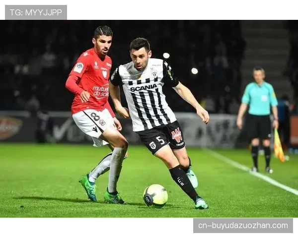 朗斯客场2-1逆转昂热,托万梅开二度助球队登顶积分榜 朗斯客场2-1逆转昂热,托万梅开二度助球队登顶积分榜