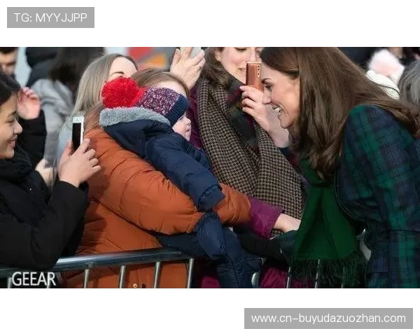 伦敦赛前互动环节，小球迷与球星互动场面温馨